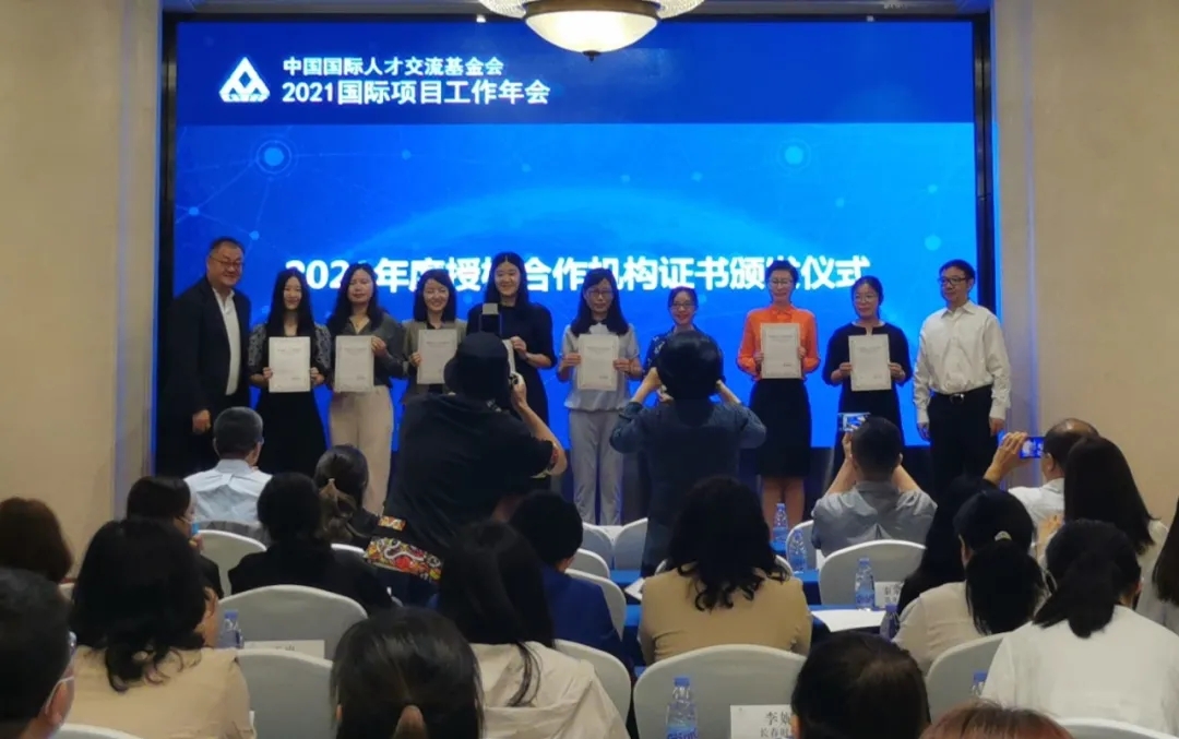 成绩彰显过去,努力赢得未来!——祝贺神州巨龙荣获“优秀培训机构”及“优秀考试机构”两项荣誉证书(图2) 成绩彰显过去,努力赢得未来!——祝贺神州巨龙荣获“优秀培训机构”及“优秀考试机构”两项荣誉证书(图2)